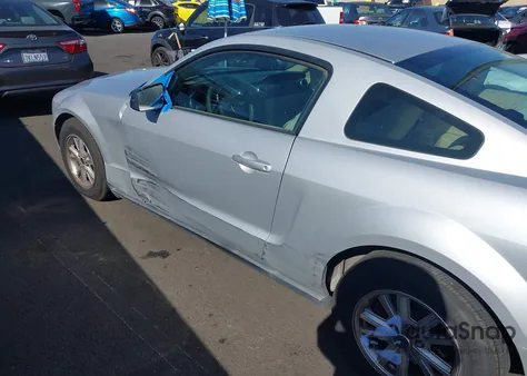 2008 Ford Mustang V6 Premium z USA, uszkodzony, nr VIN 1ZVHT80N185181531